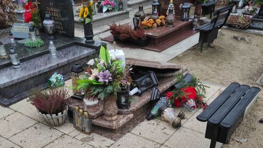 zniszczone nagrobki na cmentarzu w Prabutach