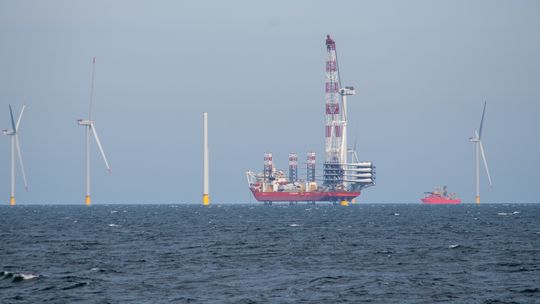 Na Bałtyku stoi już 68 z 76 turbin. Zobacz, jak powstaje Baltic Power [ZDJĘCIA I FILM]