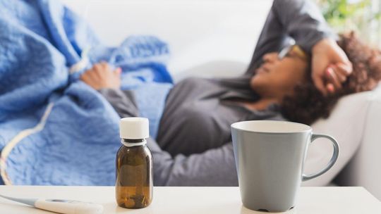 chora kobieta na kanapie, zdjęcie ilustracyjne