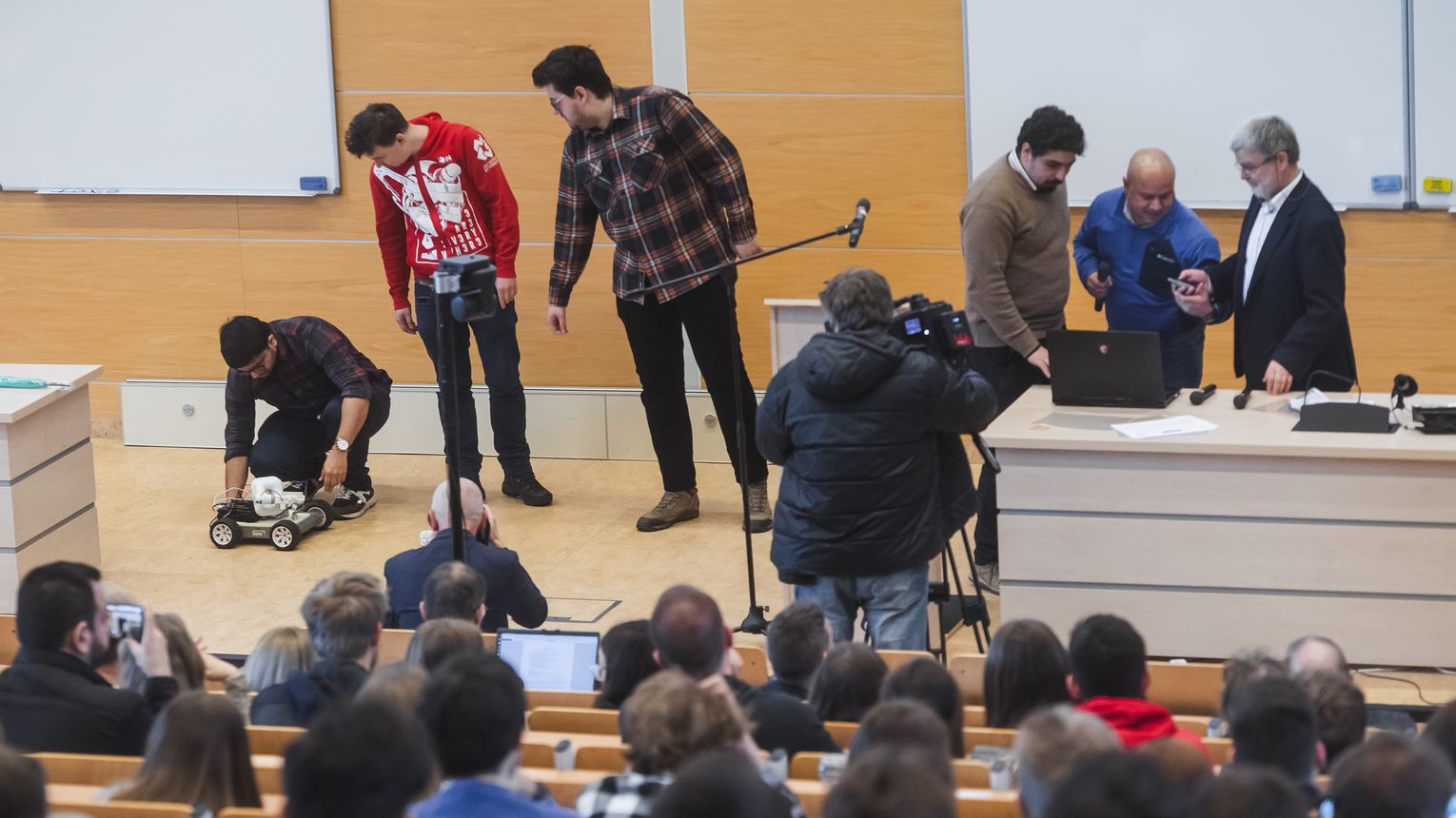 AI, analizatory mowy i aplikacje. Oto najlepsze studenckie projekty badawcze...