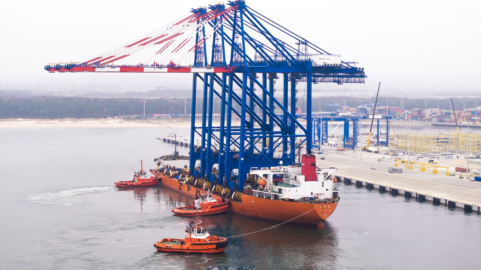 Gdańsk: Kolejne gigantyczne suwnice przypłynęły do Baltic Hub