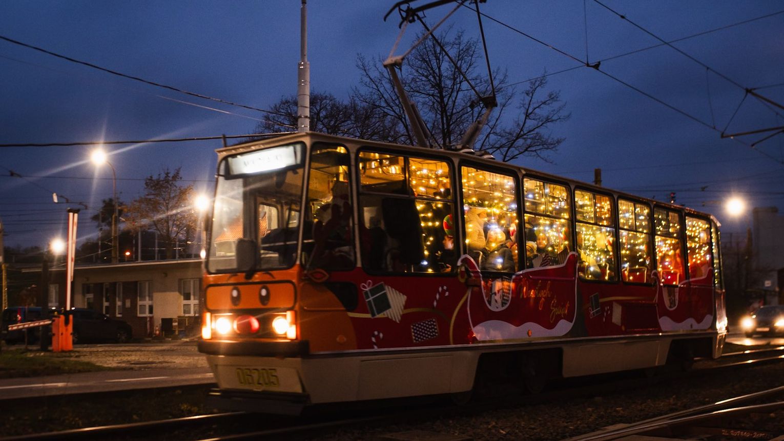 Gdańsk: Świąteczny tramwaj, a za sterami... Mikołaj. Co za widok!