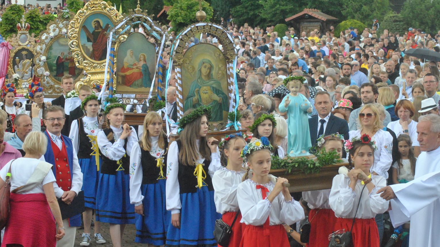 Taniec Z Obrazem Matki Boskiej Na Kaszubach Taniec feretronów, czyli kaszubski pokłon świętym obrazem