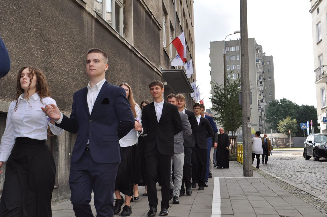 100-lecie Polskich Szkół Handlowych w Gdańsku. Polonez na Długich Ogrodach 100-lecie Polskich Szkół Handlowych, polonez na ul. Długie Ogrody, Gdańsk 2026