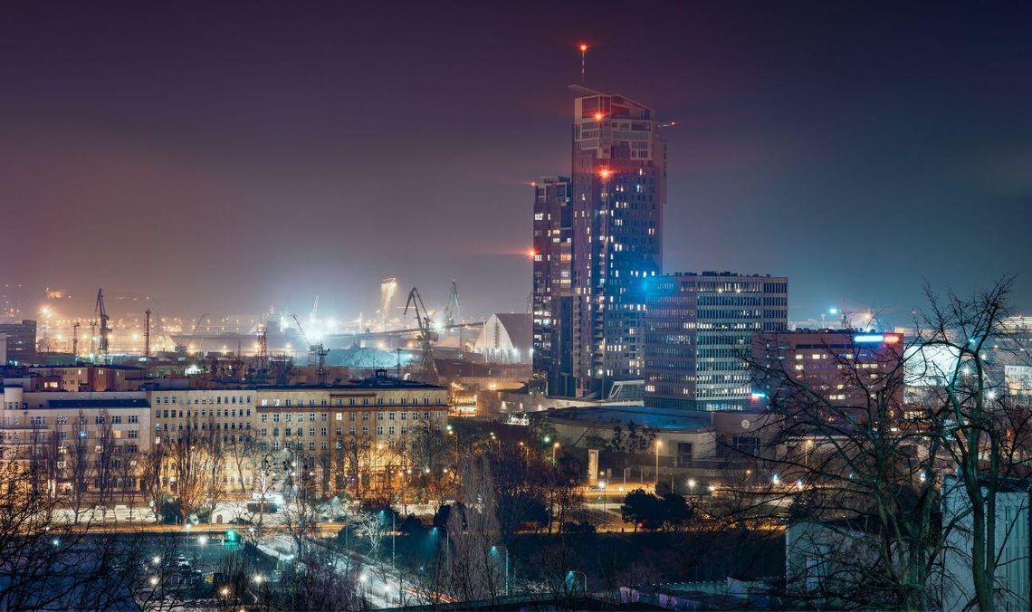 110 decybeli w nocy. Gdynia szykuje konsultacje ws. zakazu hałaśliwych pojazdów Hałas motocykli w centrum Gdyni. Ruszy panel obywatelski ws. ograniczenia nocnych rajdów