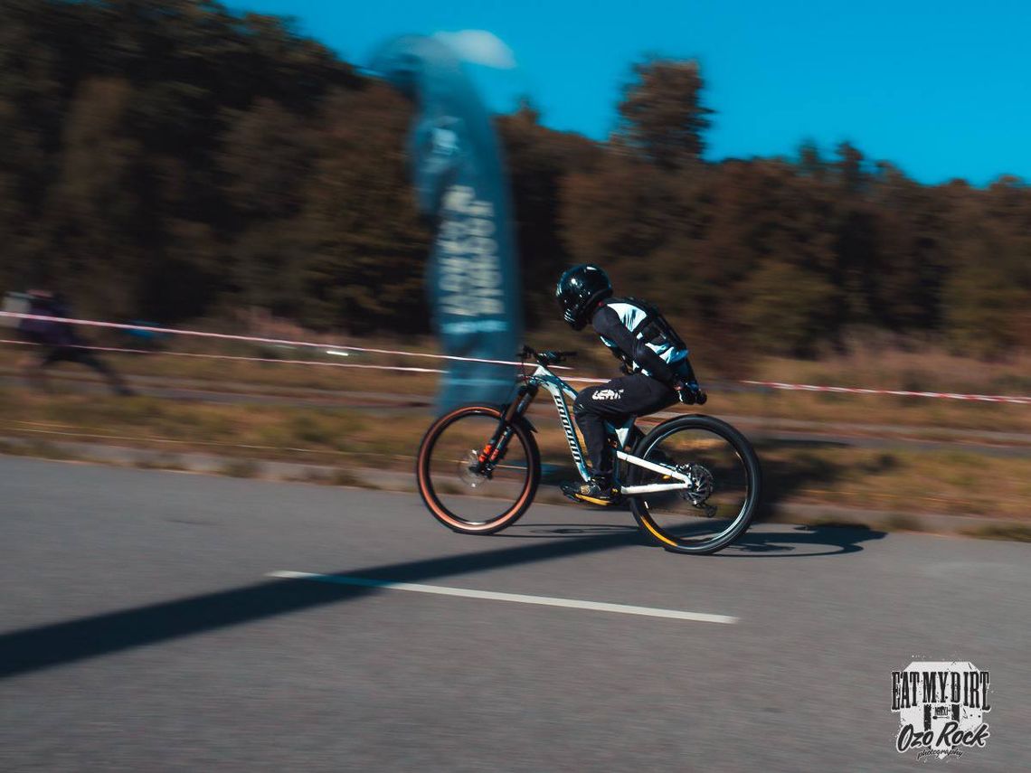 120 km/h bez trzymanki! Marcin Nowak z Gdańska pobił rekord Guinnessa na rowerze