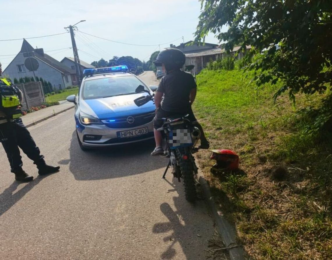 15-latek bez prawa jazdy zatrzymany na motocyklu. Przewoził 8-letniego kolegę zatrzymanie nastolatka na motocyklu, powiat słupski