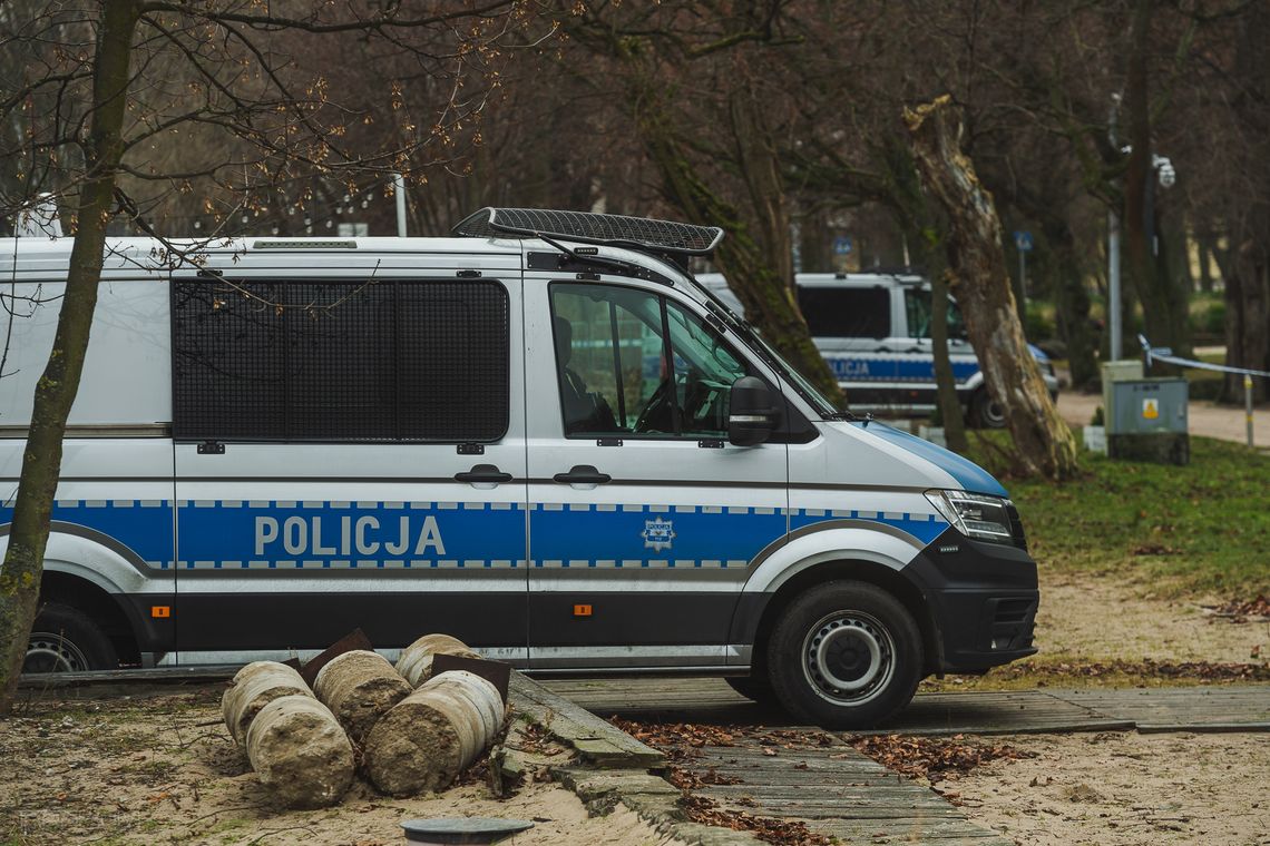 policja przeszukuje teren Zatoki Sztuki w Sopocie