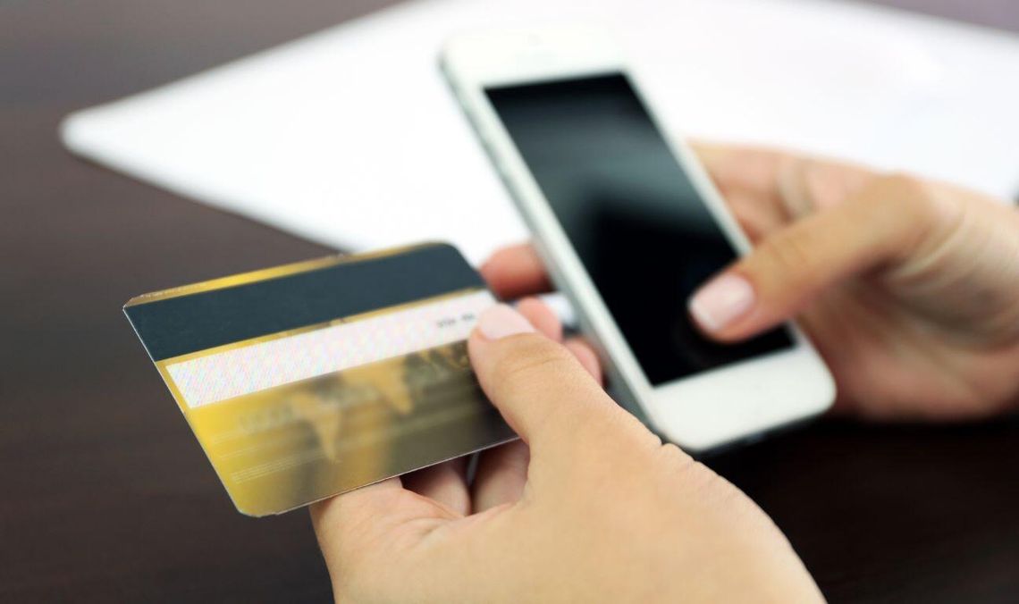 karta bankomatowa, smartfon, zdjęcie ilustracyjne