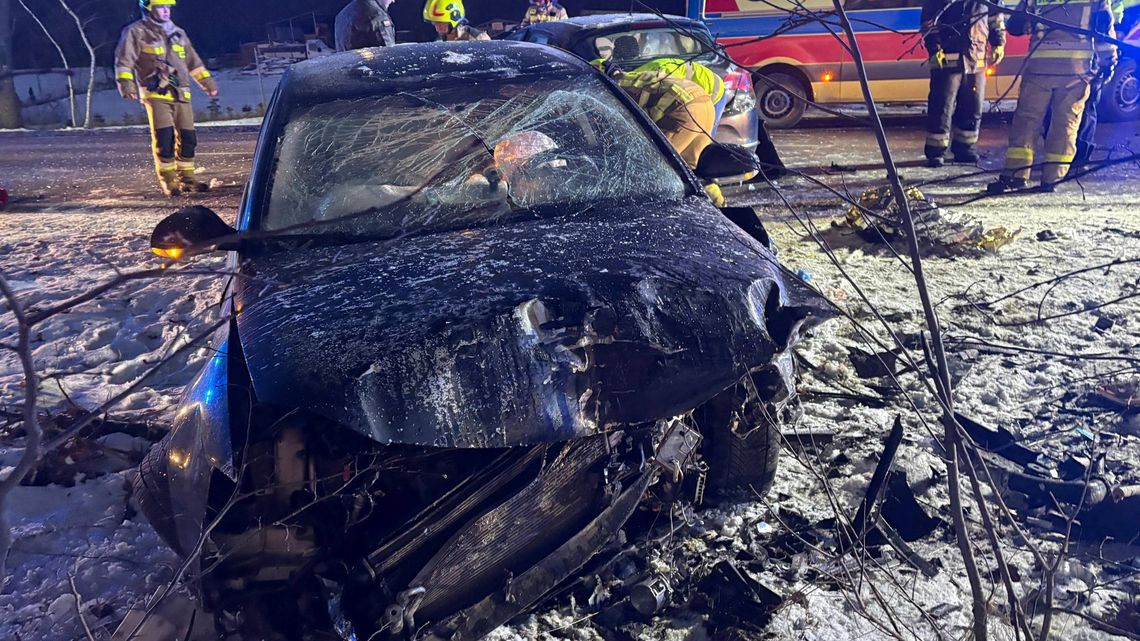 Poważny wypadek na DW212 koło Chojnic! 19-latek w BMW doprowadził do zderzenia trzech aut wypadek w Moszczenicy