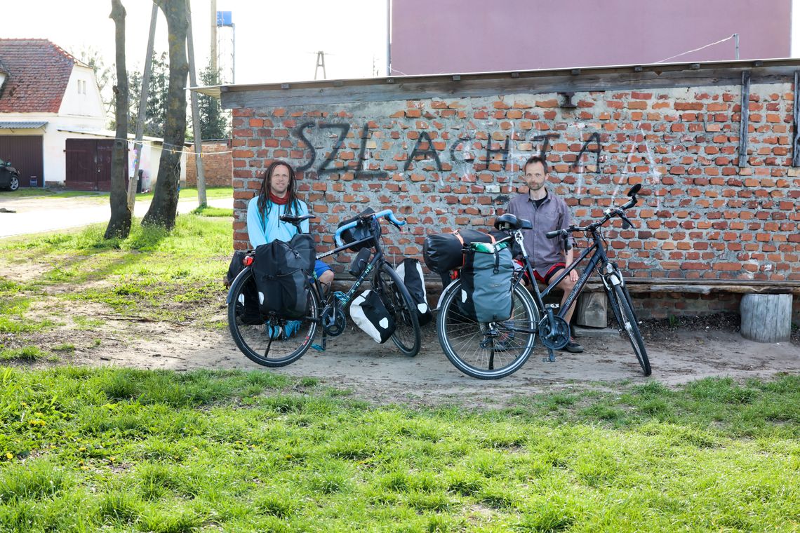 Michał Błaut i Roger Jackowski - organizatorzy WPR - podczas postoju w Smogulcu na trasie wycieczki rowerowej Gdańsk - Poznań, maj 2023 r.