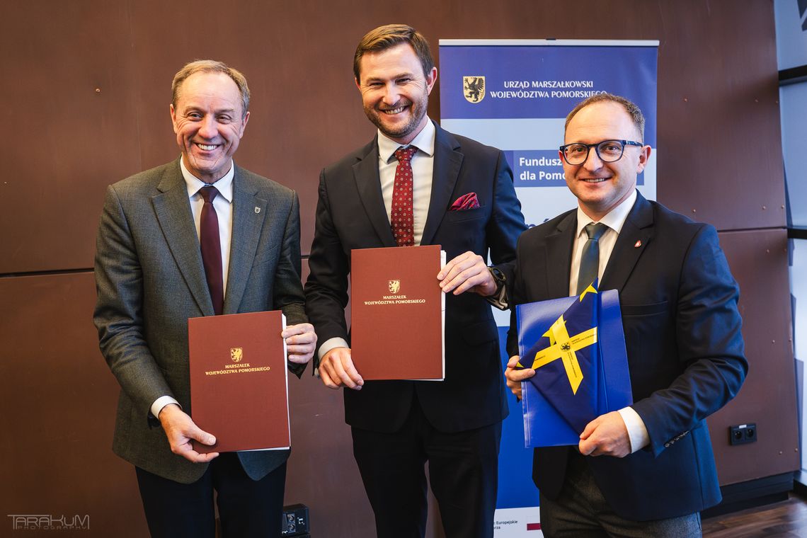 29 mln złotych z UE dla Gdańska i Tczewa. Sprawdź, które miejsca czekają zmiany Mieczysław Struk, Piotr Grzelak, Marcin Skwierawski, podpisanie umów na rewitalizacje w Gdańsku i Tczewie, Gdańsk 2026