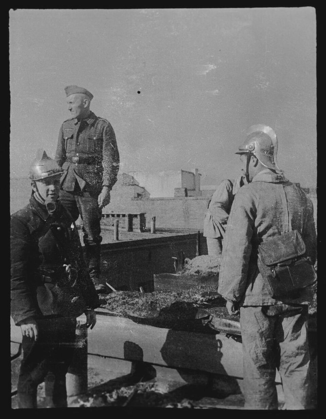 „33 zdjęcia z getta” już na HBO Max. To film nie tylko o odnalezionych w Gdańsku fotografiach, to rzecz o wielkiej historii Leszek Grzywaczewski (z lewej), zdjęcie z getta warszawskiego