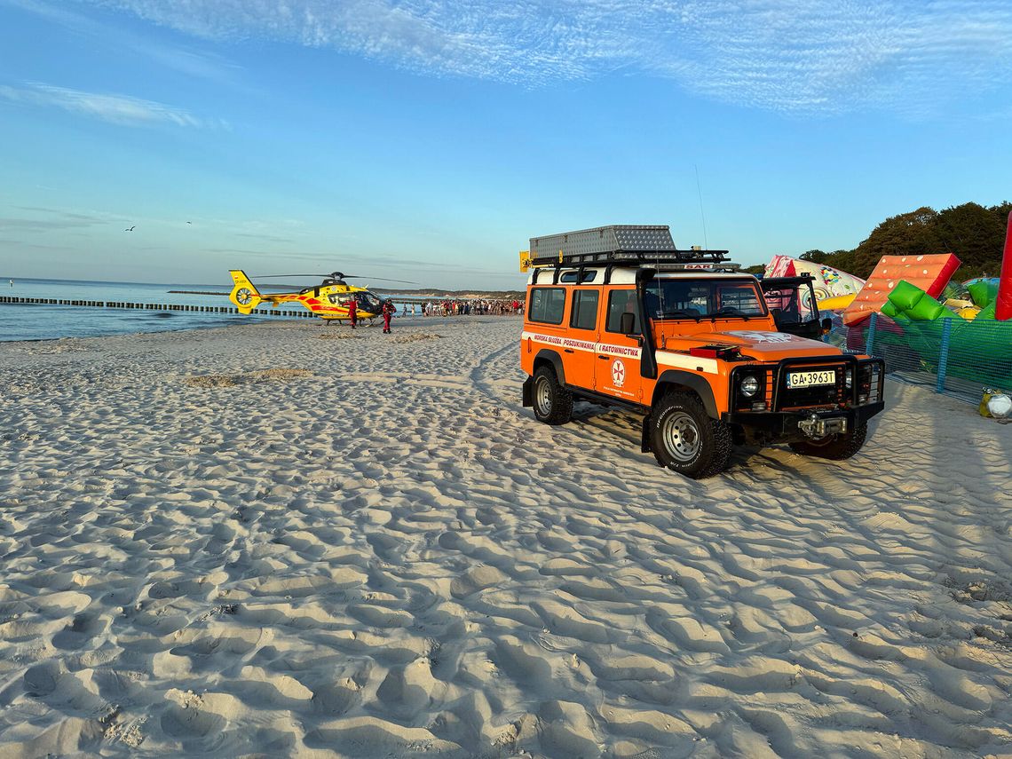 41-letnia kobieta zasłabła na plaży w Ustce! Interweniował śmigłowiec LPR akcja ratunkowa, Ustka