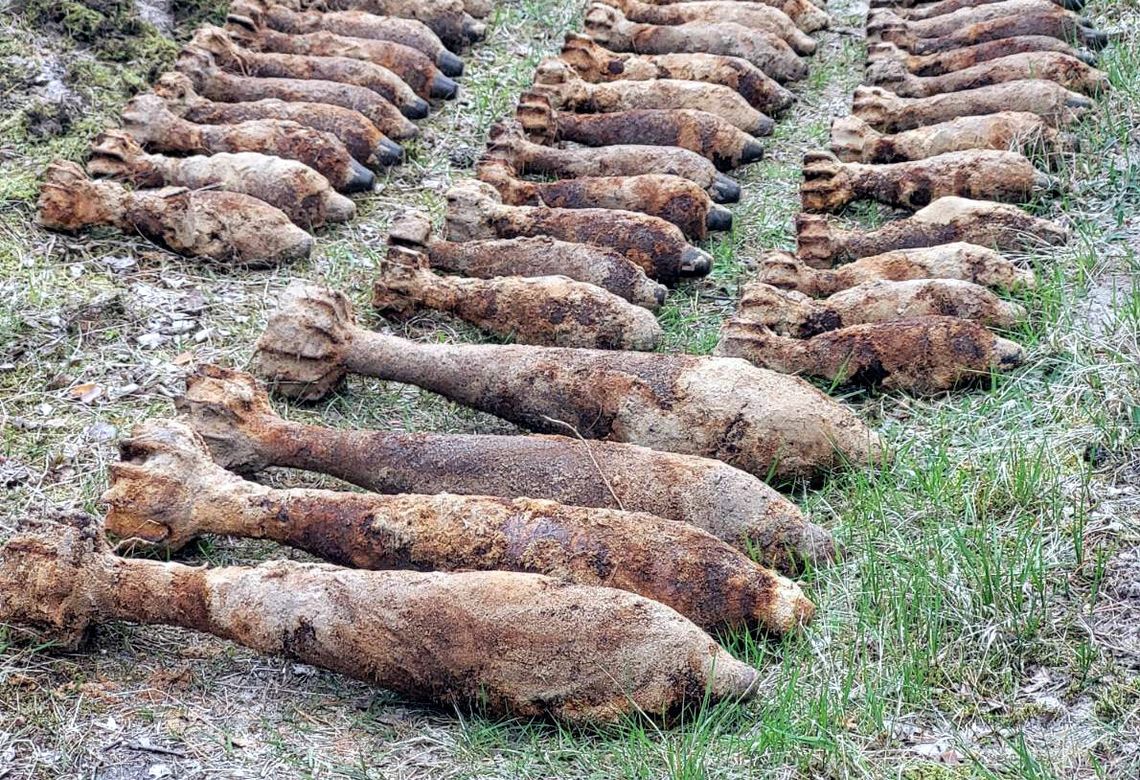 Niebezpieczne znalezisko w lesie! Eksplorator natknął się na granaty i zapalniki granaty znaleione w lasach Nadleśnictwa Osusznica