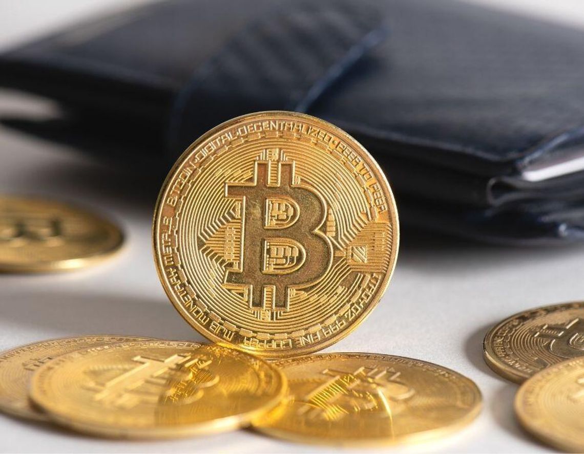 48-latek stracił ponad 205 tys. zł. Uwierzył w fałszywą inwestycję w kryptowaluty