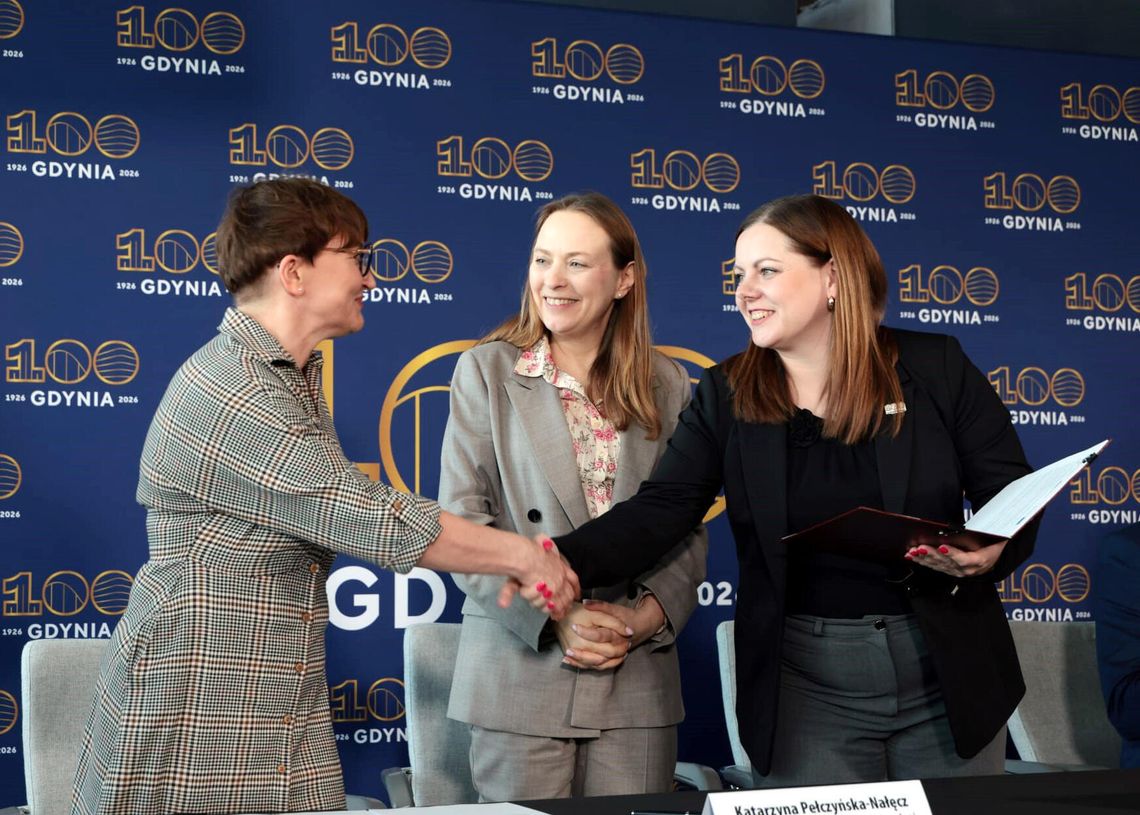 Katarzyna Pełczyńska-Nałęcz, Aleksandra Kosiorek, podpisanie umowy na projekt „SamoDZIELNI w Gdyni”