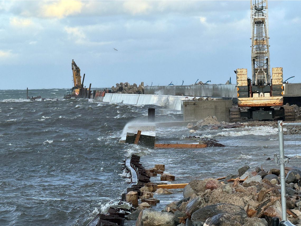 Sztorm i wiatr do 120 km/h. To dopiero początek niebezpiecznego weekendu na Pomorzu sztorm, Port Ustka