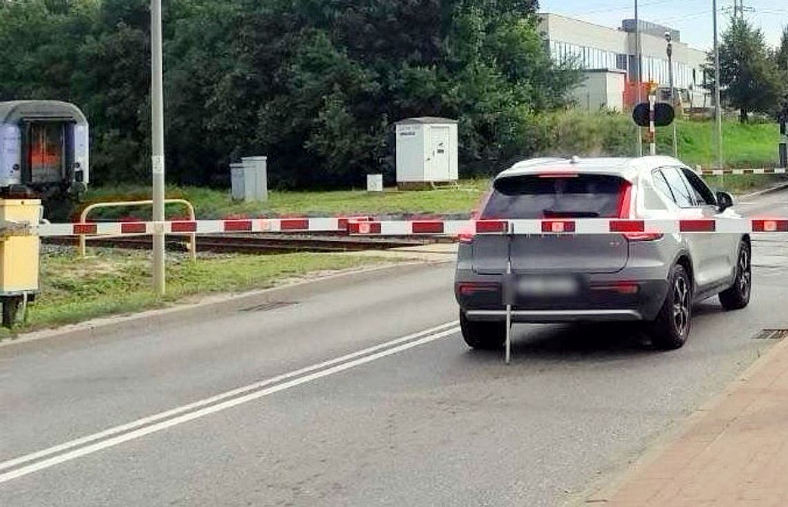 Tczew: wjechali na przejazd kolejowy mimo czerwonego światła. Słono za to zapłacą przejazd kolejowy