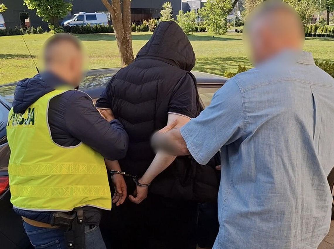 Agresywny złodziej włożył policjantowi kciuk do oka. Został zatrzymany zatrzymany złodziej
