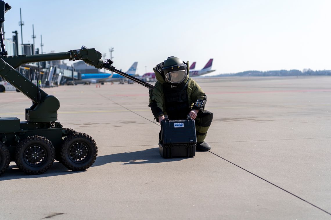 Akcja na gdańskim lotnisku. Pirotechnicy sprawdzali pozostawiony plecak