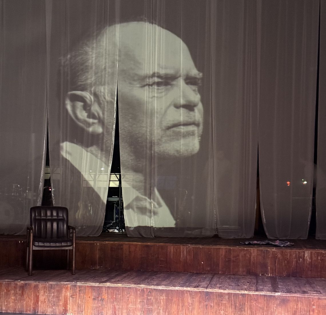 Aktorzy i publiczność brawami pożegnali zmarłego Krzysztofa Matuszewskiego