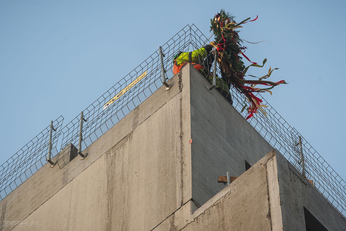 AmberExpo wzbogaci się o hotel. Zawisła już wiecha na nowym budynku wiecha na budynku hotelu AmberExpo
