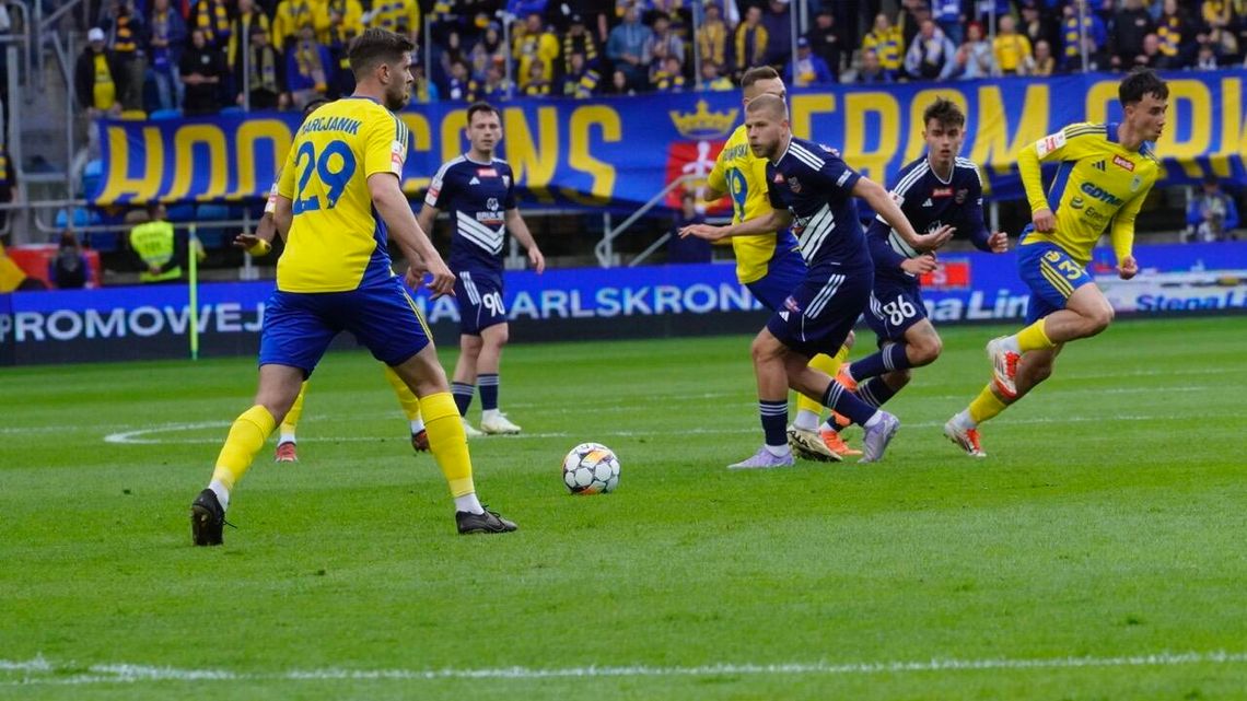 Arka Gdynia rozbiła Miedź Legnicę w Gniewinie