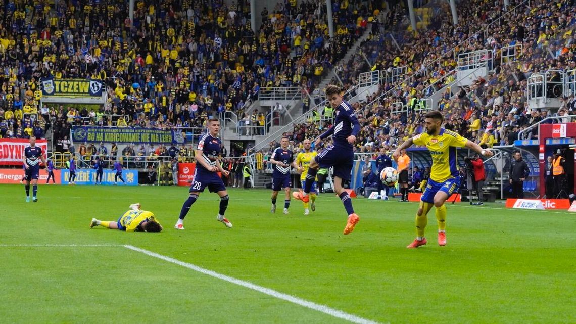 Arka Gdynia wygrywa w Stalowej Woli i świętuje mistrzostwo 1 Ligi