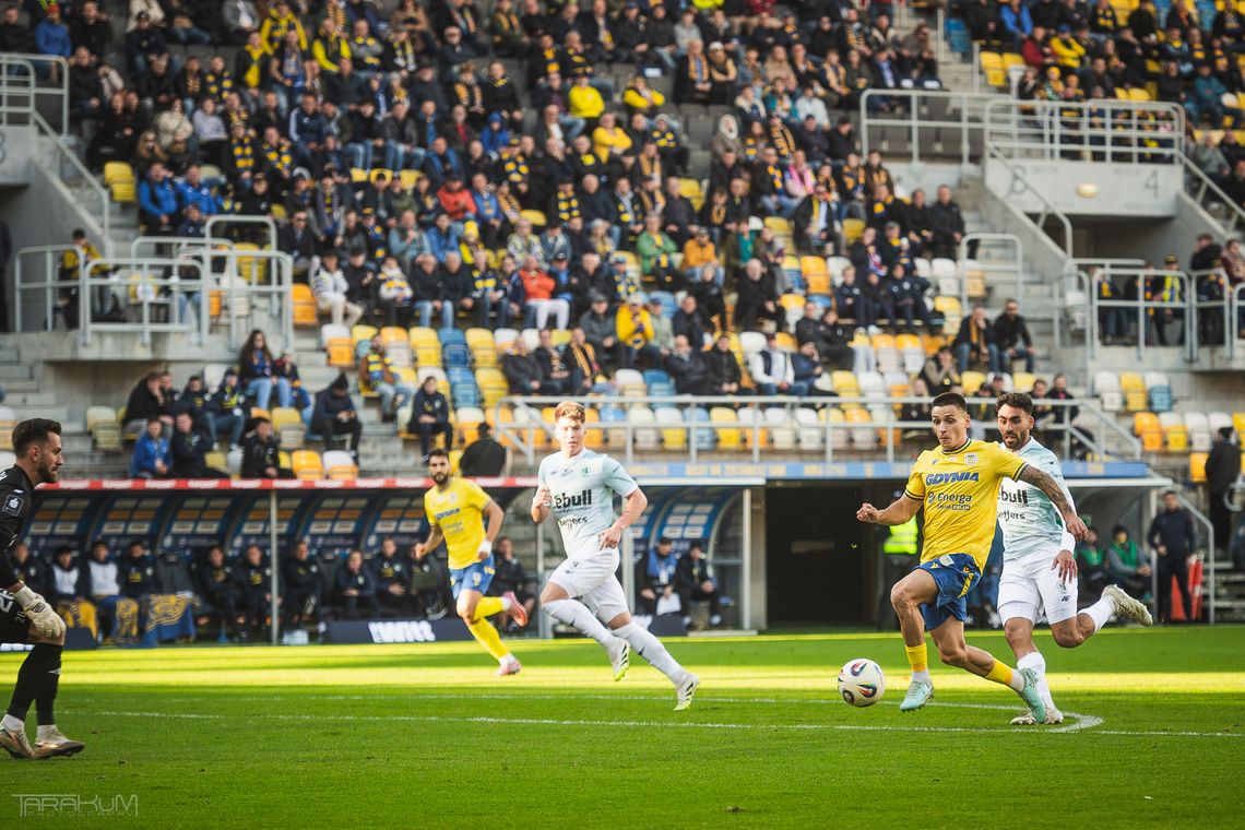 Arka Gdynia znów przegrała na wyjeździe. Problemy Arki pogłębiła kontuzja Luisa Perei