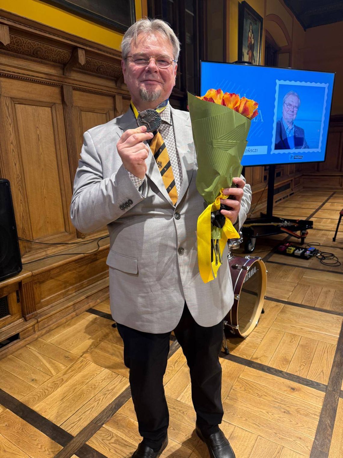 Artur Jabłoński uhonorowany Medalem Stolema przez młodych Kaszubów