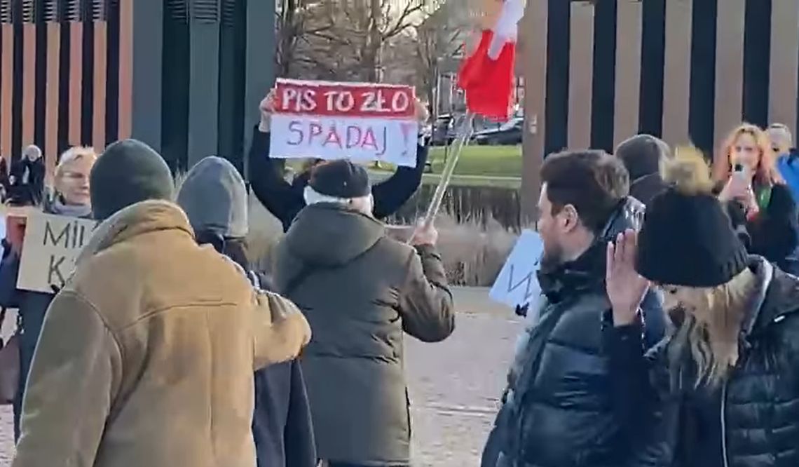 Atak zwolennika PiS na protestującą przed spotkaniem z Morawieckim
