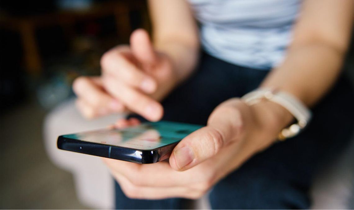 Australia wprowadza cyfrowy odwyk dla najmłodszych. W Polsce TikTok zachęca do zakładania kont dzieciom smartfon, media społecznościowe, zdjęcie ilustracyjne