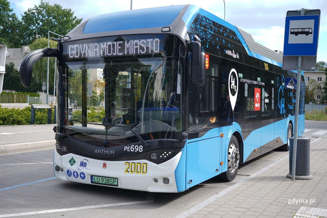 Autobus wodorowy wyjechał na ulice Gdyni. Testy potrwają kilkanaście dni Autobus wodorowy wyjechał na ulice Gdyni. Testy potrwają kilkanaście dni