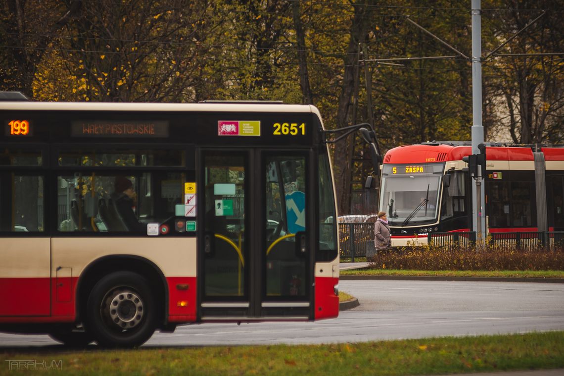 Autobusy i tramwaje przechodzą w tryb wakacyjny. Zmiany w rozkładzie