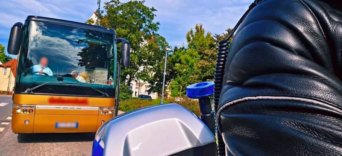 Autokar nie mieścił się pod wiaduktem. Niemiecki kierowca próbował dwukrotnie Autokar nie mieścił się pod wiaduktem. Kierowca zlekceważył przepisy i próbował przejechać