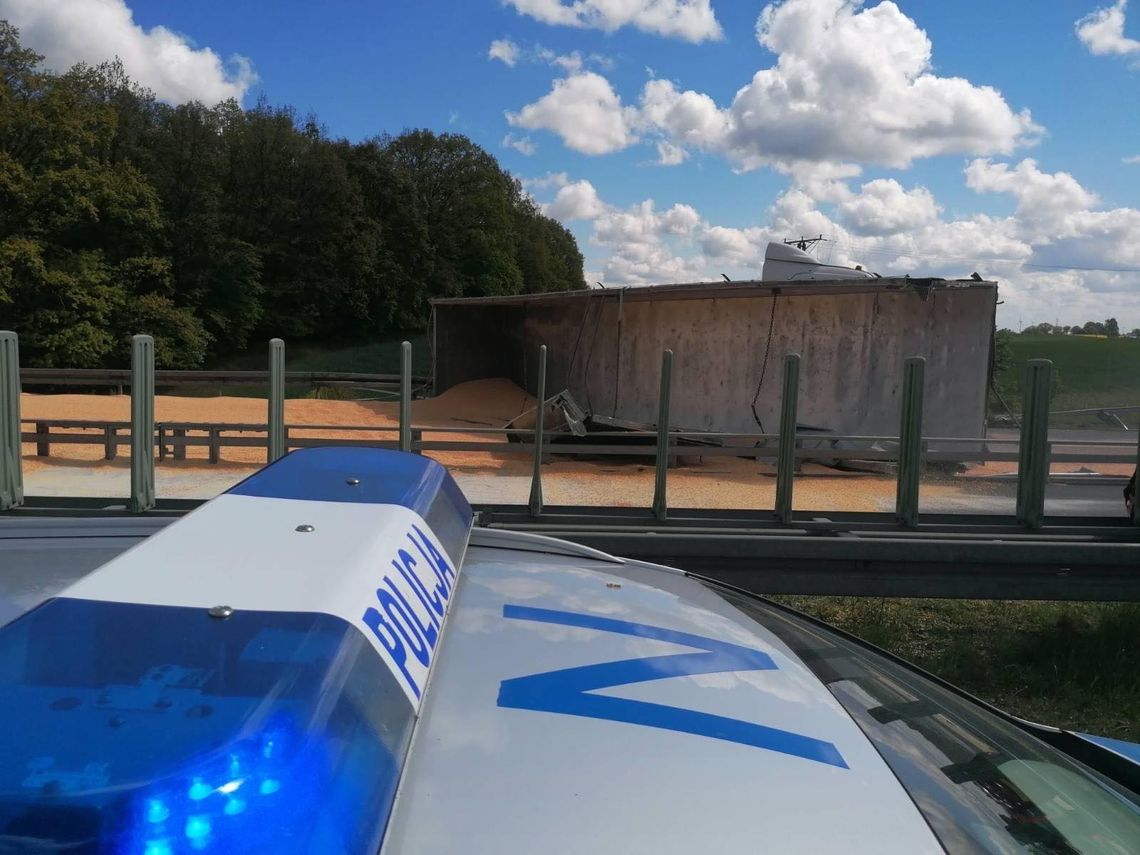 rozsypana kukurydza na autostradzie A1 w Bielawkach