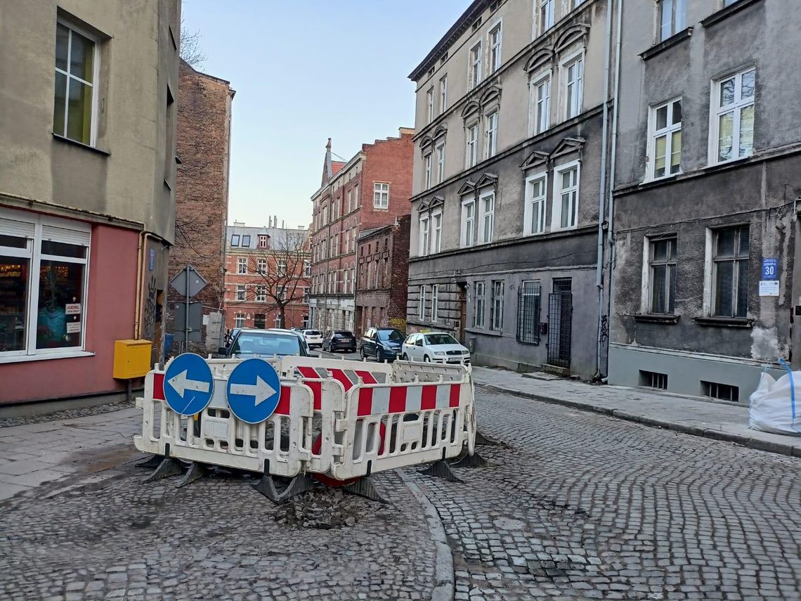 awaria sieci wodociągowej przy ul. Biskupiej w Gdańsku