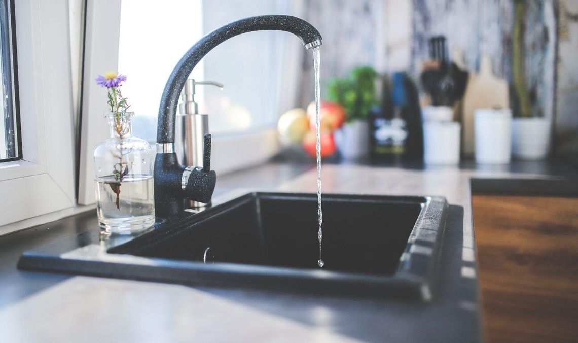 zlew, kran, zdjęcie ilustracyjne