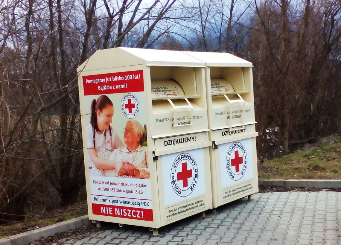 Bałagan wokół pojemników PCK. Miasta usuwają kontenery na używaną odzież