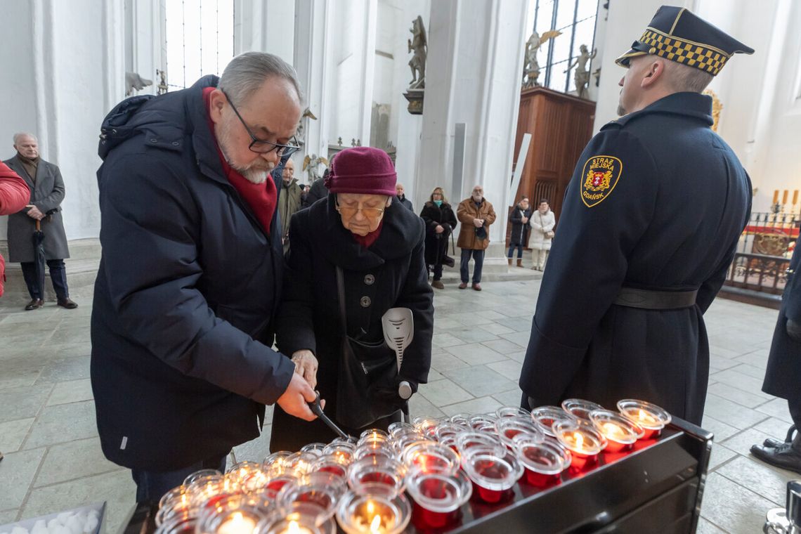W Bazylice Mariackiej w Gdańsku warta honorowa Straży Miejskiej przy grobie Pawła Adamowicza