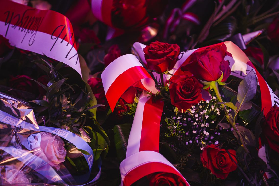 Białe róże na tablicy pamięci Pawła Adamowicza. Mieszkańcy oddali hołd zamordowanemu prezydentowi