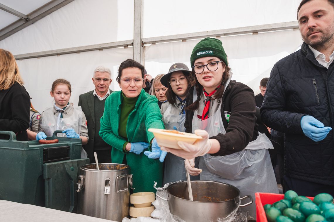 Bigos, żurek i biała kiełbasa na śniadaniu dla potrzebujących