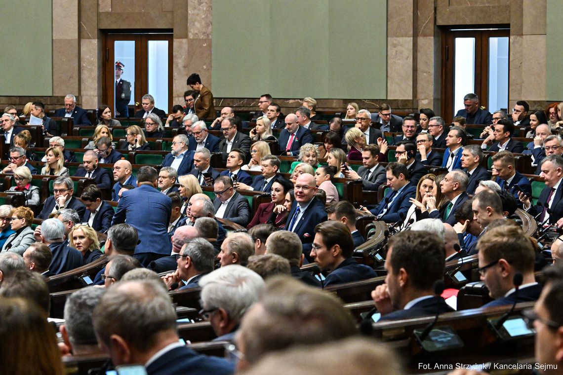 Biorą publiczne pieniądze, a w Sejmie ich nie widać. W czołówce posłowie PiS