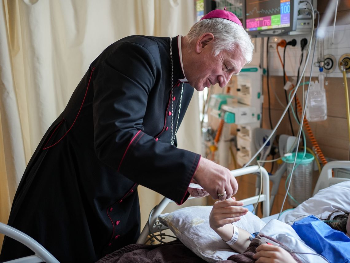 Biskup pelpliński podzielił się opłatkiem z pacjentami szpitala w Kartuzach