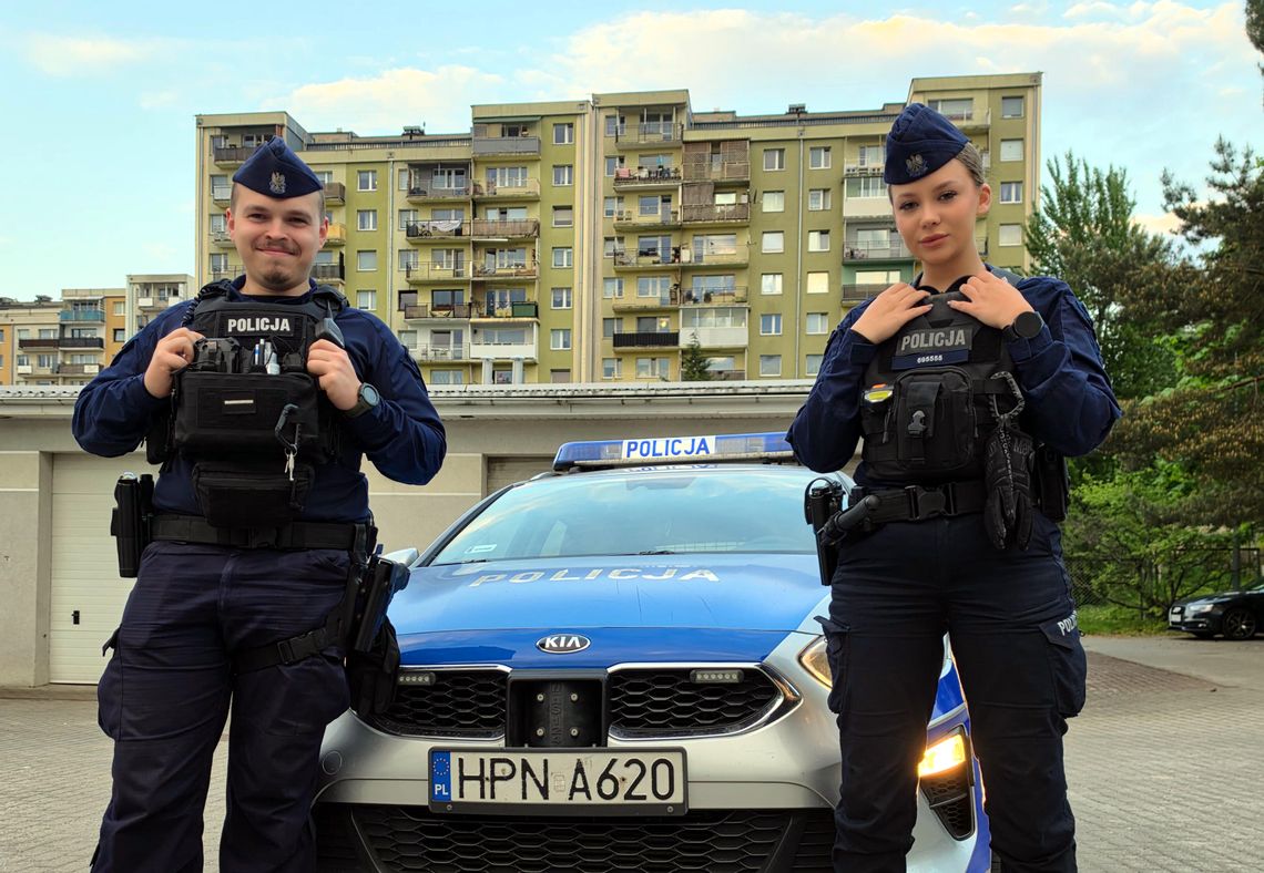 Błyskawiczna akcja policjantów z Gdyni uratowała życie nieprzytomnej kobiety policjanci