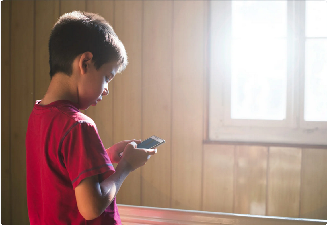 dziecko z telefonem, zdjęcie iustracyjne