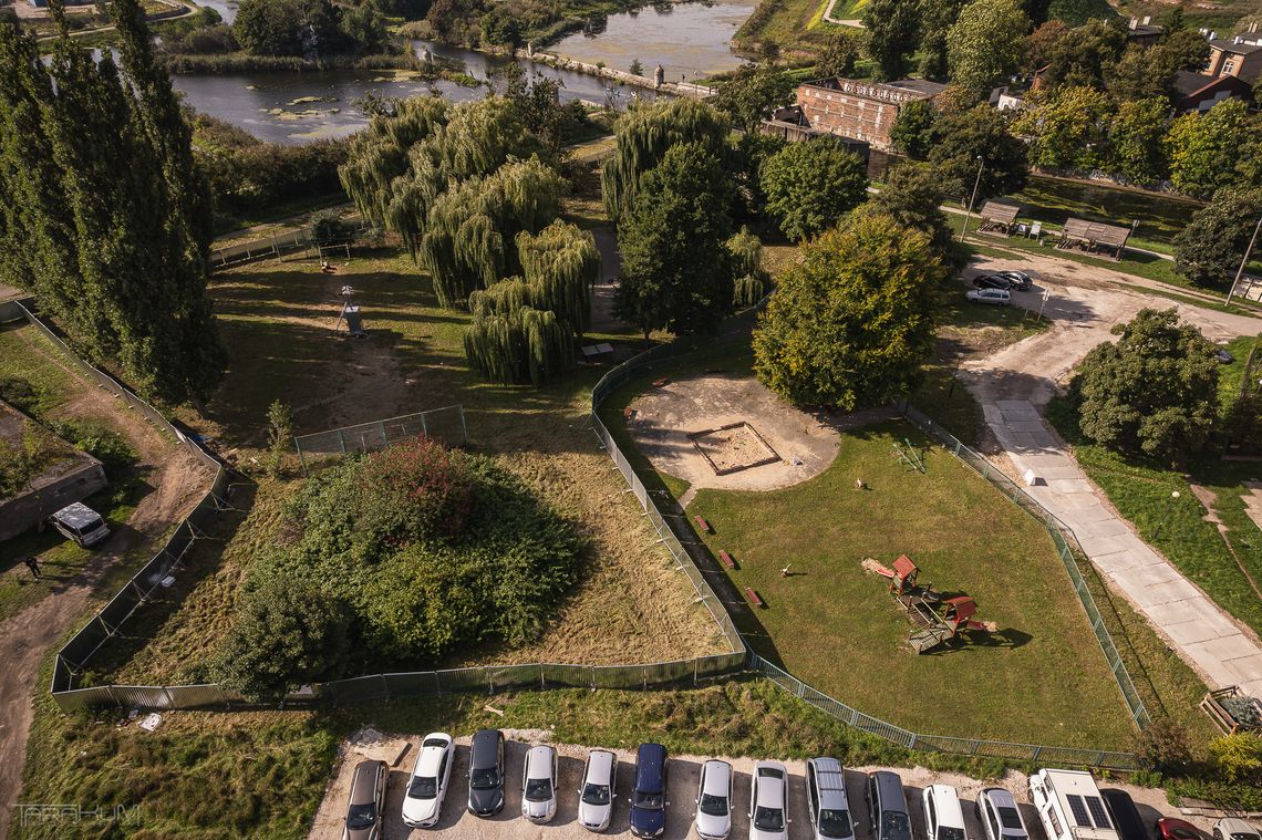 Boisko pod Wierzbami zniknie? Deweloper ogrodził teren na Dolnym Mieście w Gdańsku Boisko pod Wierzbami, ogrodzenie, Gdańsk 2026
