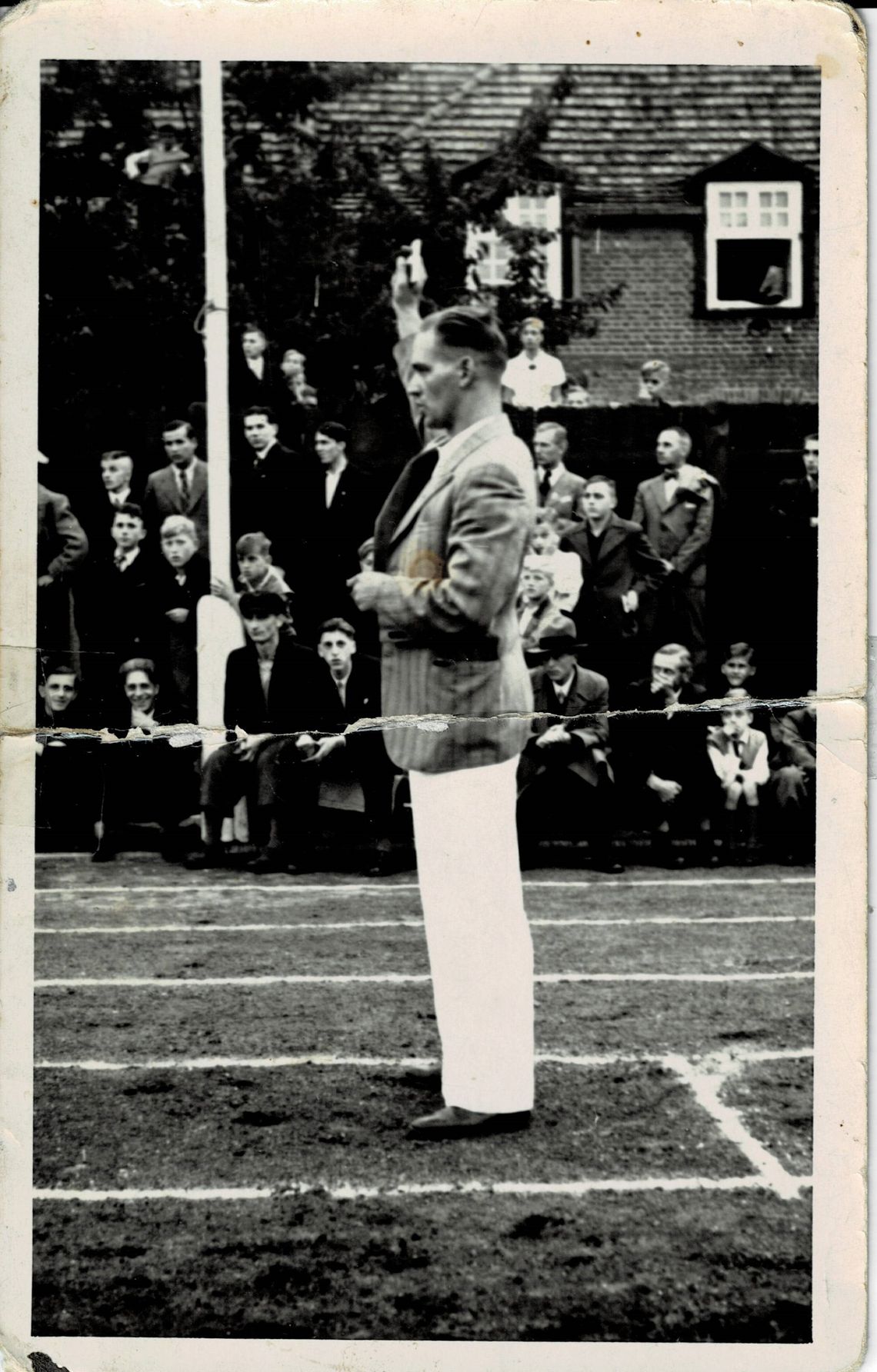 Brunon Dobrzychowski. Historia pocztyliona z Nowego Portu i działacza sportowego