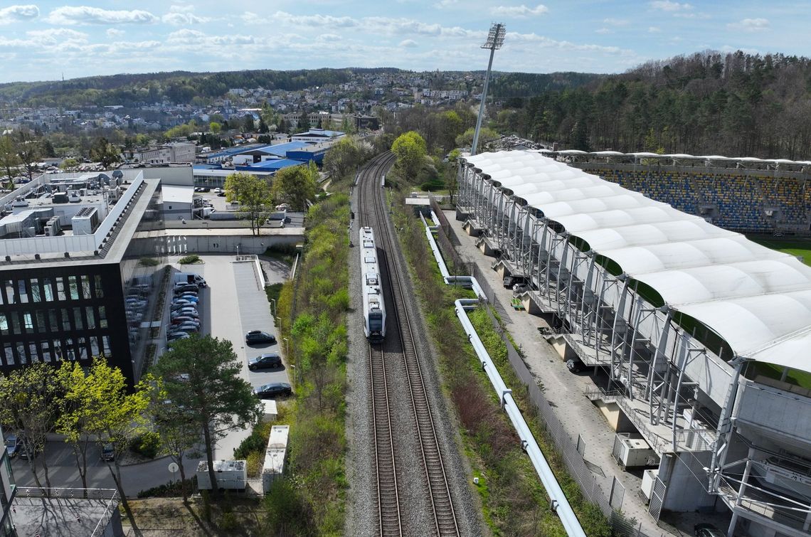 Budowa trzeciego toru Gdańsk Osowa-Gdynia Główna. Dziesięć firm walczy o kontrakt na linię 201 widok na pociąg na linii kolejowej 201